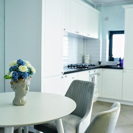 Myosotis Mamaia Studio By The Lake Apartment Bagian luar foto