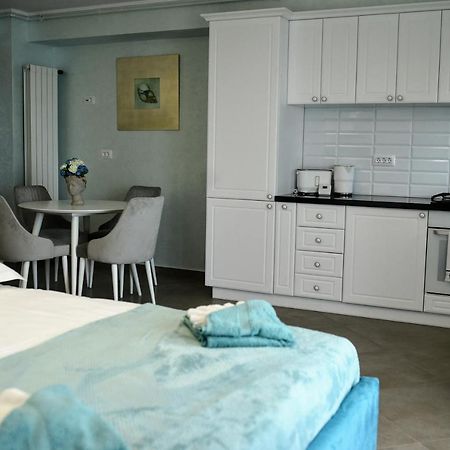 Myosotis Mamaia Studio By The Lake Apartment Bagian luar foto