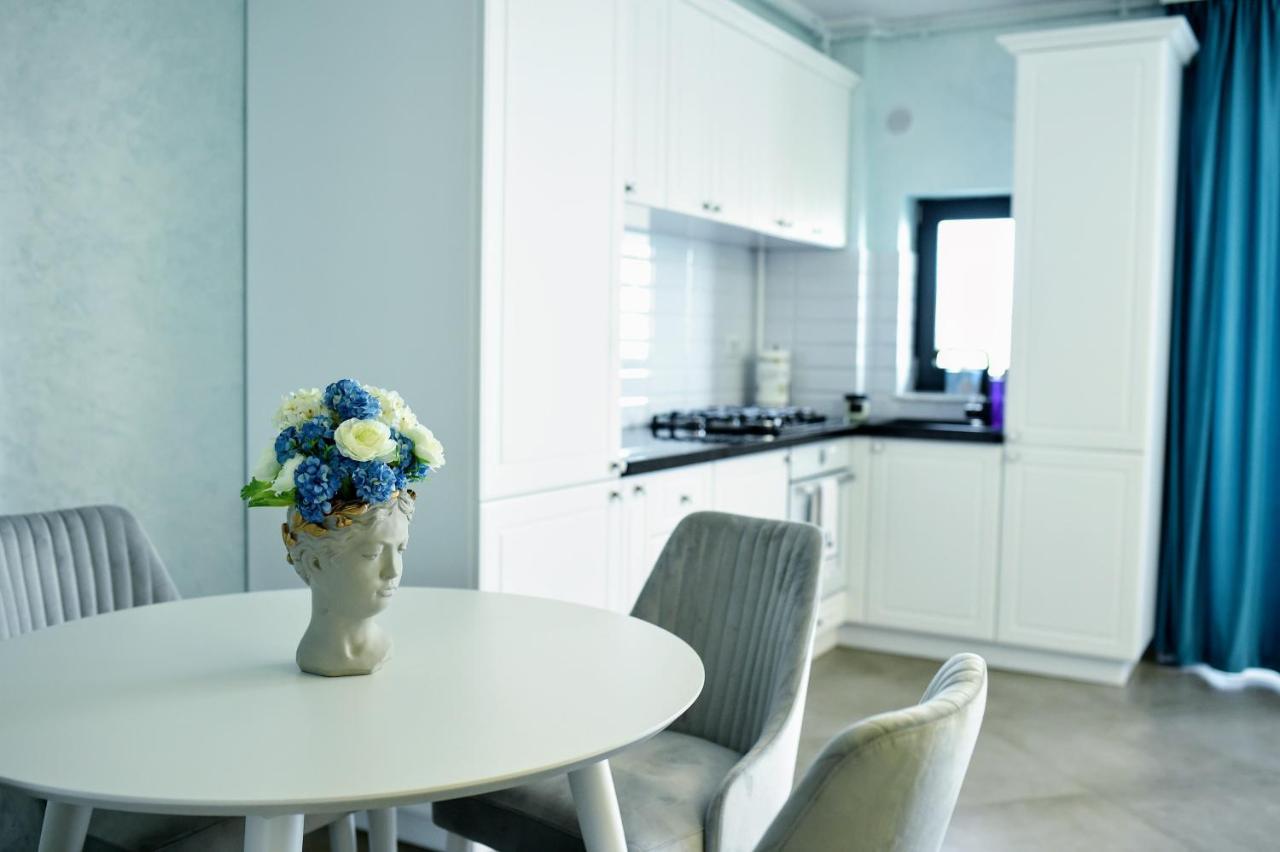 Myosotis Mamaia Studio By The Lake Apartment Bagian luar foto