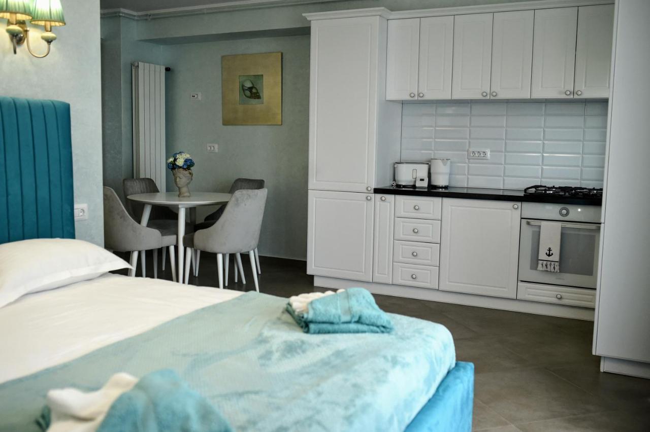 Myosotis Mamaia Studio By The Lake Apartment Bagian luar foto