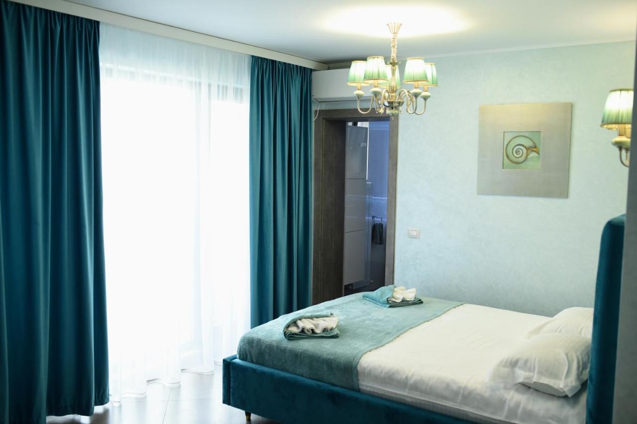 Myosotis Mamaia Studio By The Lake Apartment Bagian luar foto