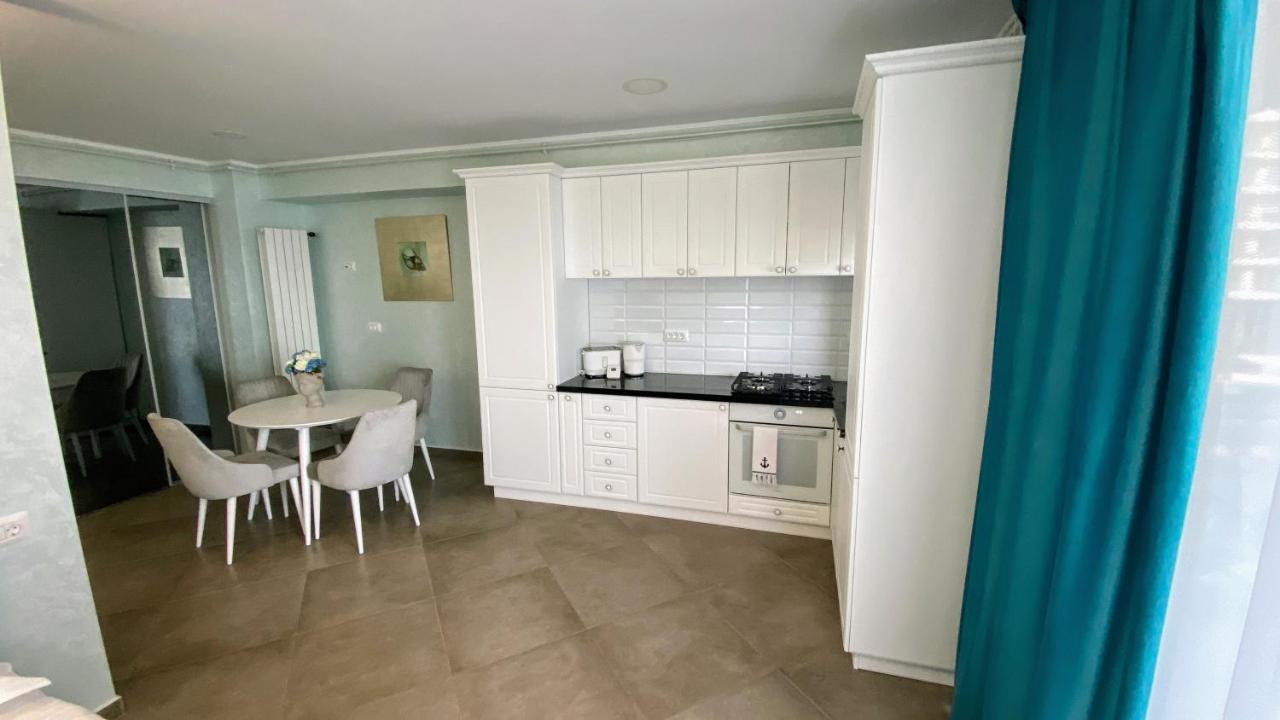 Myosotis Mamaia Studio By The Lake Apartment Bagian luar foto