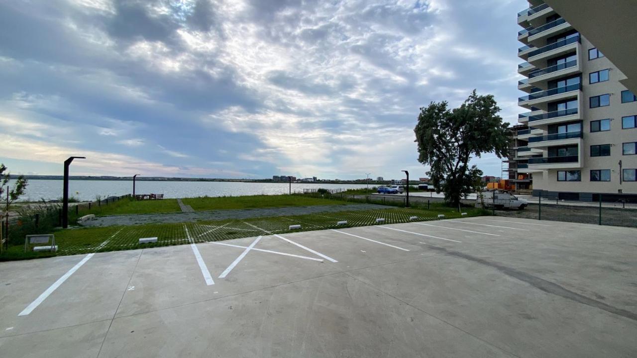 Myosotis Mamaia Studio By The Lake Apartment Bagian luar foto