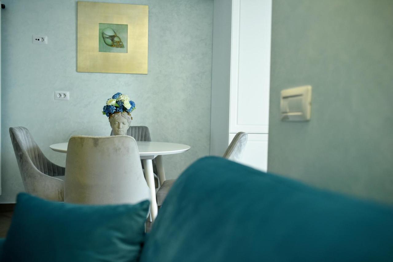 Myosotis Mamaia Studio By The Lake Apartment Bagian luar foto