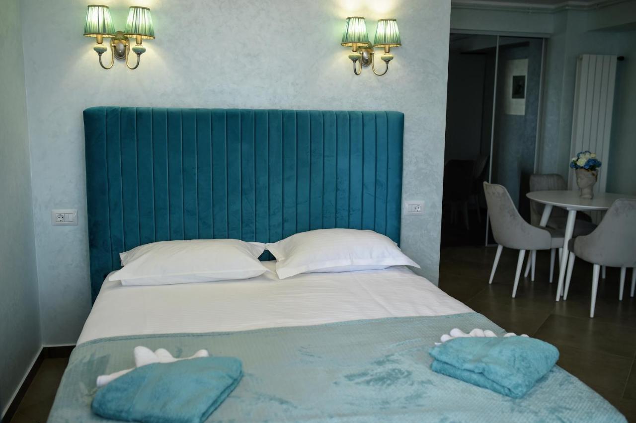 Myosotis Mamaia Studio By The Lake Apartment Bagian luar foto