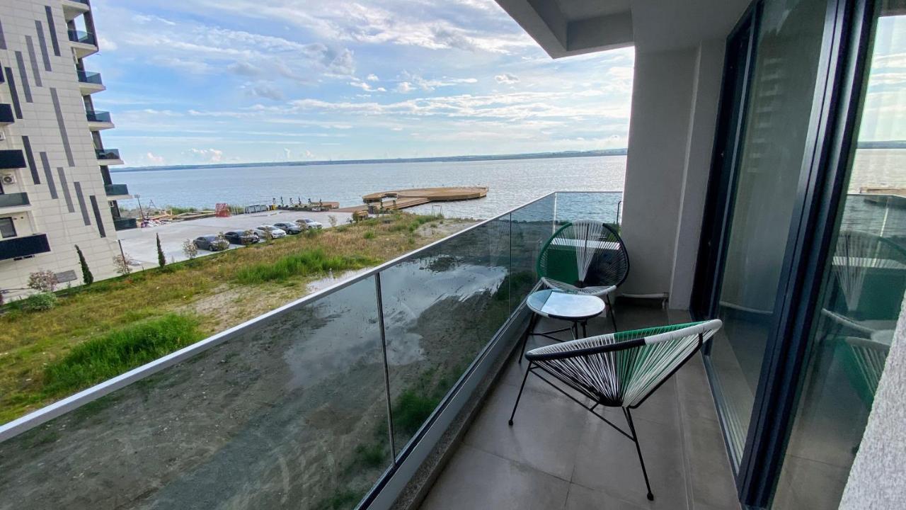 Myosotis Mamaia Studio By The Lake Apartment Bagian luar foto