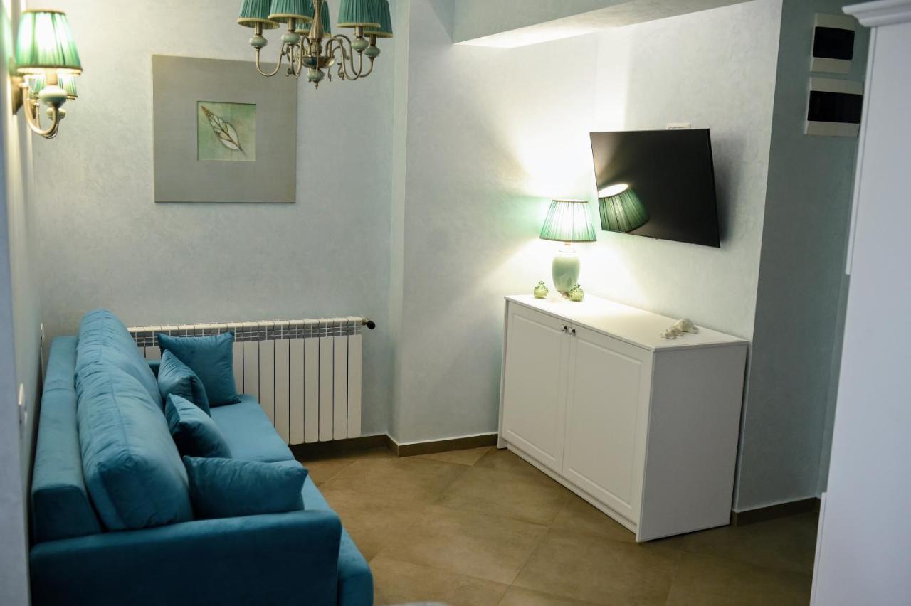 Myosotis Mamaia Studio By The Lake Apartment Bagian luar foto