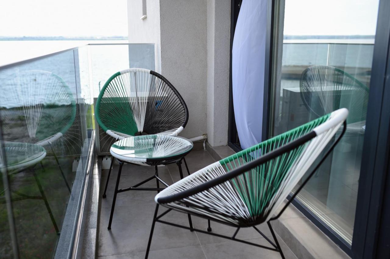 Myosotis Mamaia Studio By The Lake Apartment Bagian luar foto