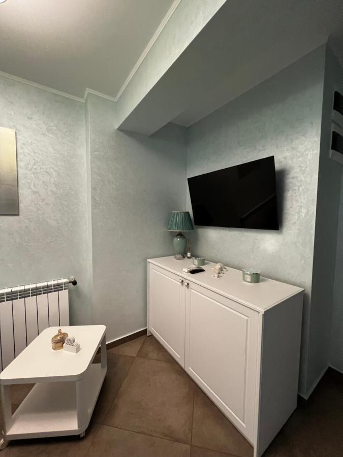 Myosotis Mamaia Studio By The Lake Apartment Bagian luar foto
